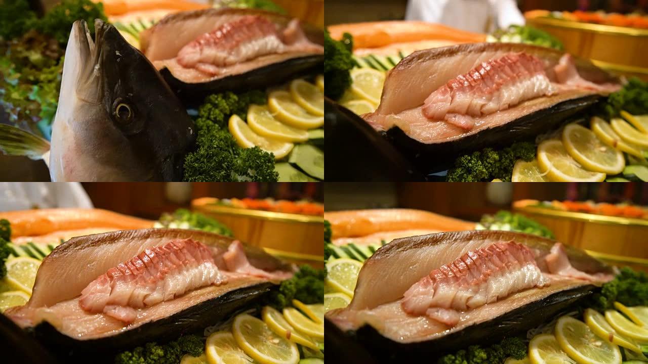 日本餐厅的黑色金鱼生鱼片展示
