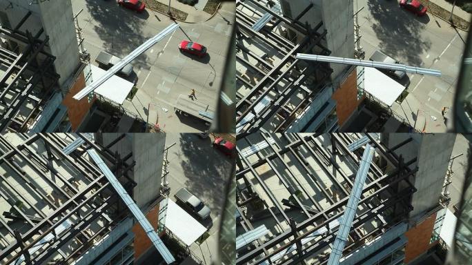 塔式起重机在施工现场吊装钢板
