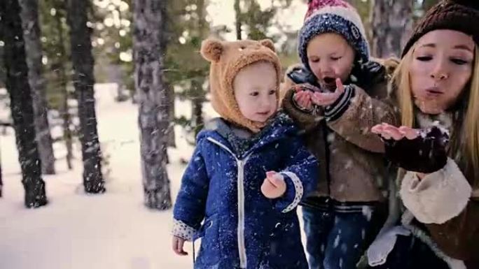 小孩和妈妈在寒假玩雪