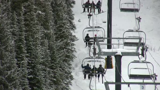 科罗拉多滑雪场登山缆车上的高清1080i滑雪者