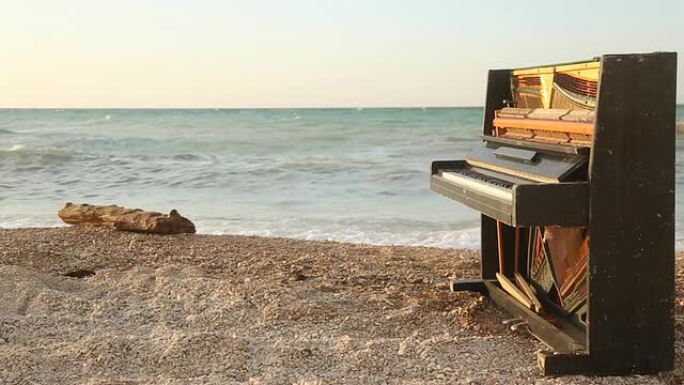 风景与一架旧钢琴