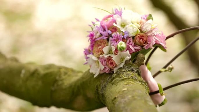 婚礼期间树上的新娘花束