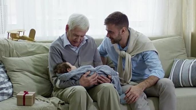 祖父探望儿子并抱着婴儿