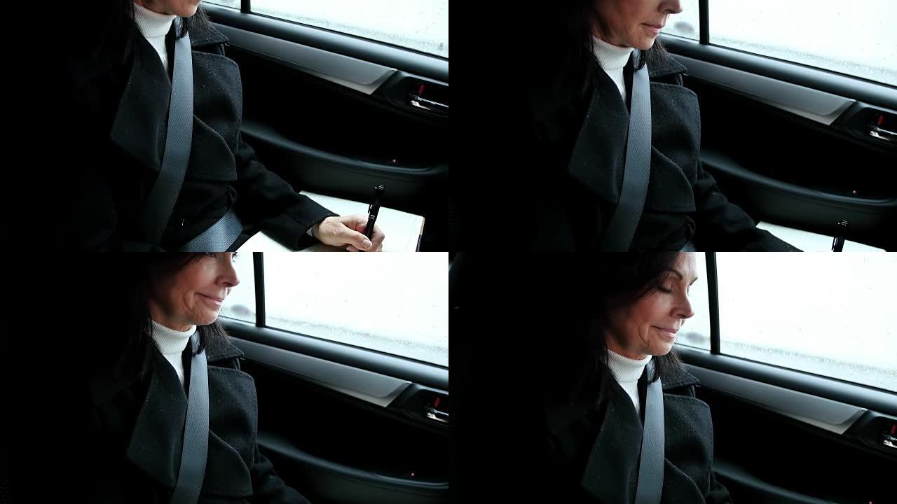 女人坐在车里写日记