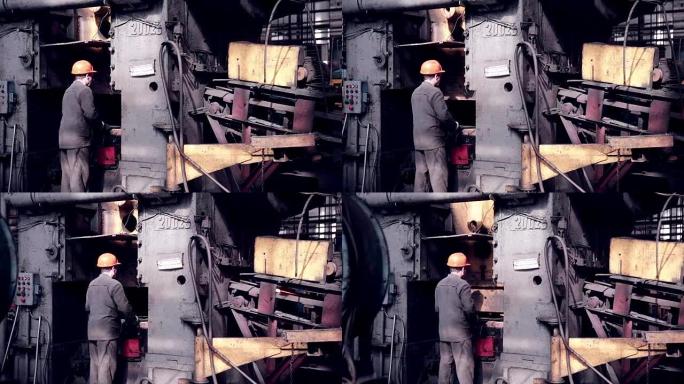 工人在金属锻造工厂使用自动金属加工机进行操作