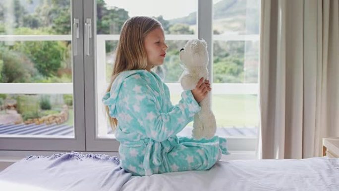 女孩在床上玩泰迪熊4k