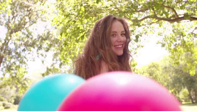 夏天的日子里，一堆气球的女孩