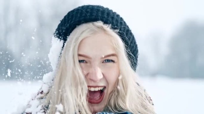 肖像惊讶的女人被雪球击中，超级慢动作