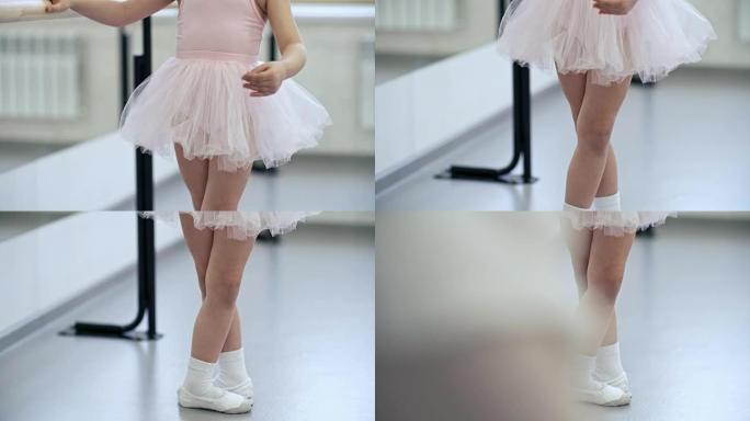 舞蹈工作室的小芭蕾舞演员训练