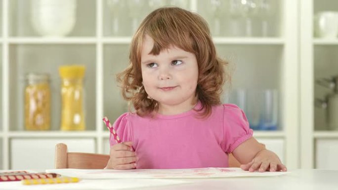 高清: 快乐的小女孩画画和玩得开心