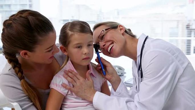 医生检查小女孩的耳朵