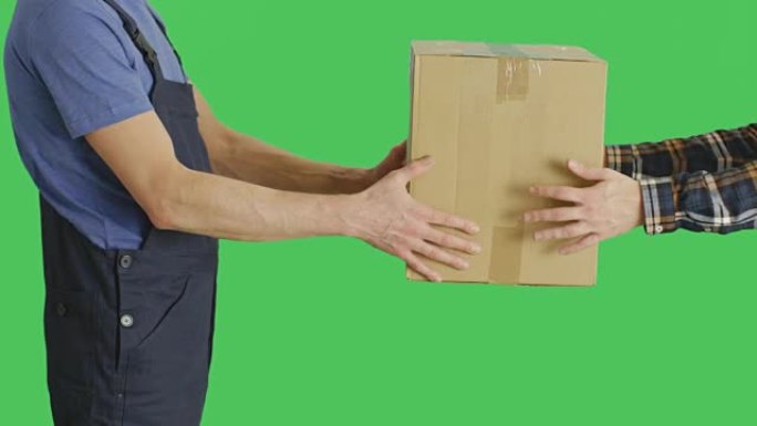 向业主运送纸箱的装载机的简介。以绿屏背景拍摄。