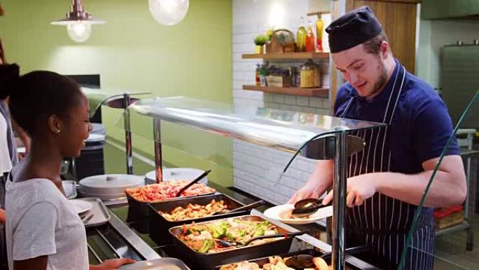 青少年学生在学校食堂用餐