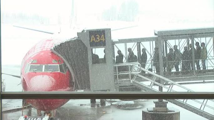 高清: 登机登机飞机场下雪