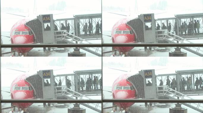 高清: 登机登机飞机场下雪