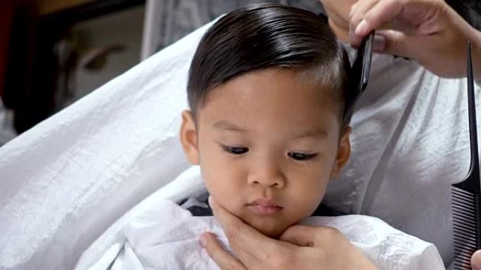 亚洲男婴理发。