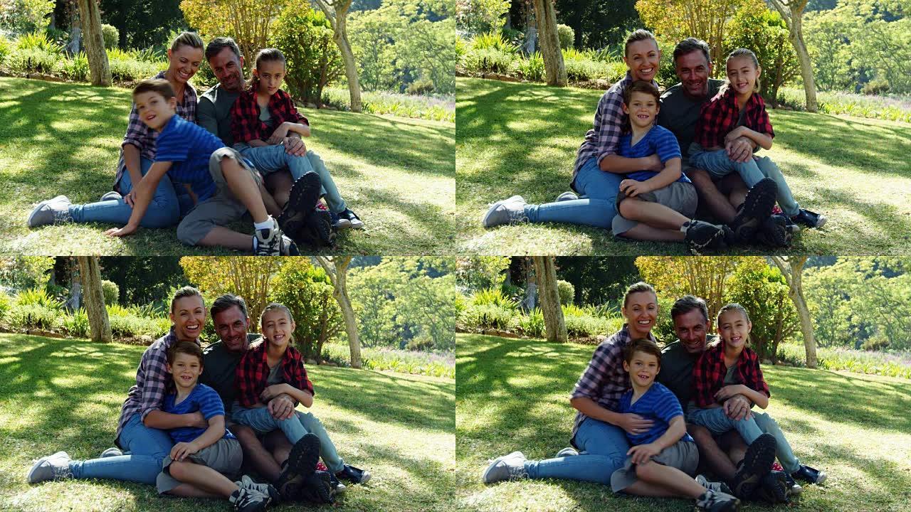 坐在公园4k的幸福家庭肖像