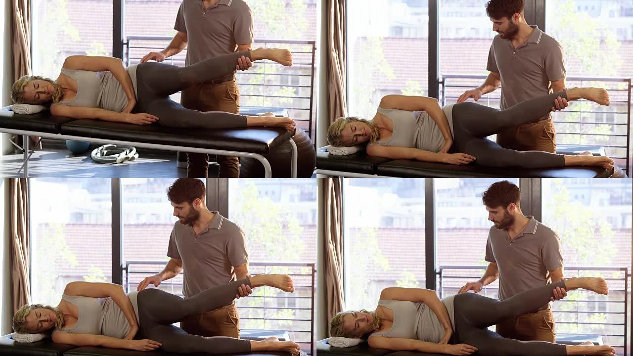 男性理疗师为女性患者提供腿部按摩