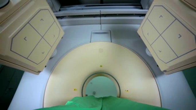 现代MRI，断层扫描仪，扫描仪，cat扫描在明亮的诊所，医学实验室的作用。没有人