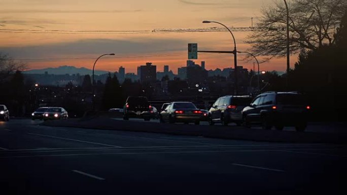 黄昏时在城市道路上驶过的汽车