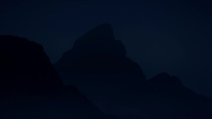 夜晚锯齿状的迷雾山脉