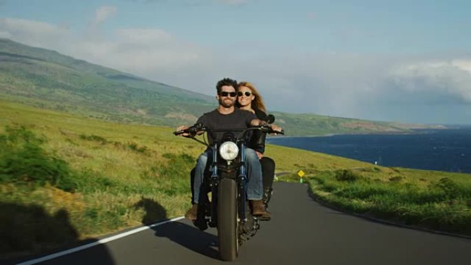 夫妇骑老式摩托车