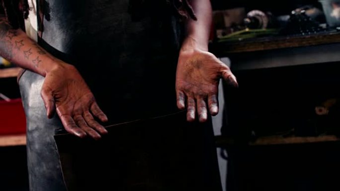 工匠的手在两行之间有油脂