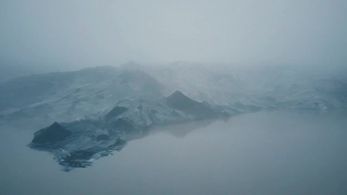 冰岛Myrdalsjokull冰川的鸟瞰图。直升机飞越湖中雾谷融化的冰山