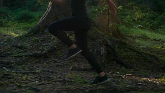 运动女子在森林里慢跑