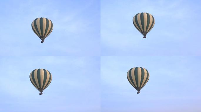 空中: 充满游客的野生动物园热气球被隔离在蓝云无云的天空中