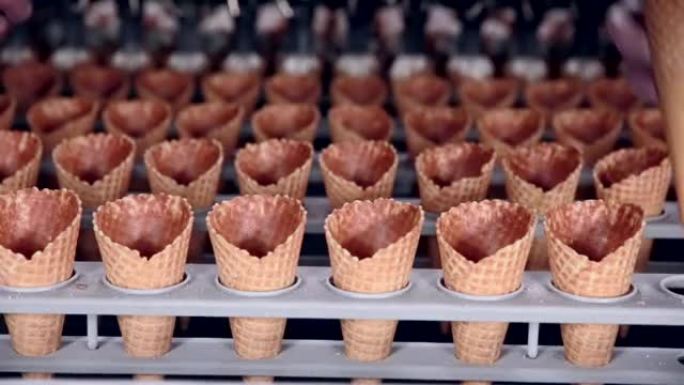 现代冰淇淋自动生产线。食品工厂的自动设备