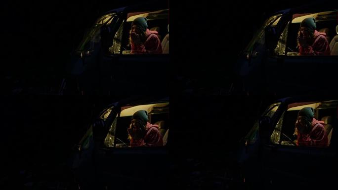 坐在车里的年轻女子。夜间骑行