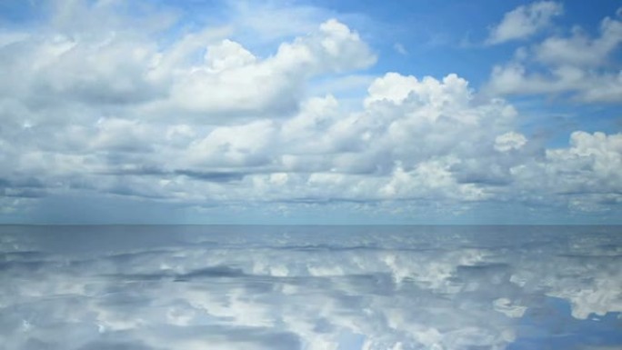 云景和反射水云海镜面蓝天