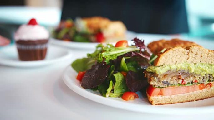 咖啡店盘子上健康素食三明治的特写