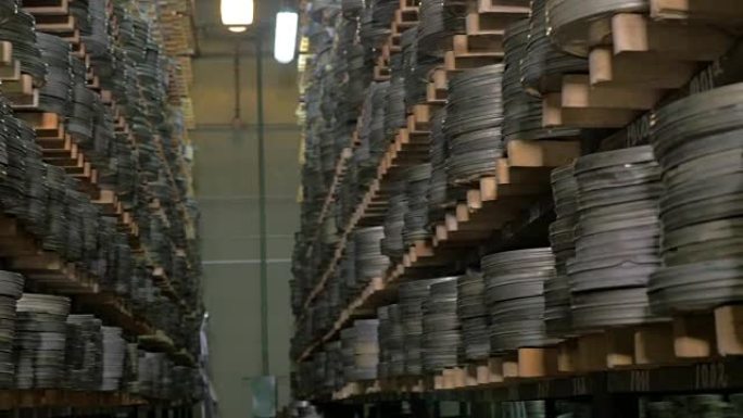 大量的电影录像带。