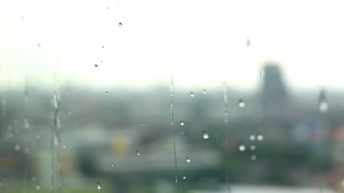 窗户处的雨滴