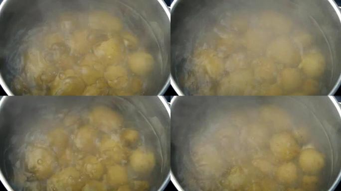 冒泡的热水中的土豆