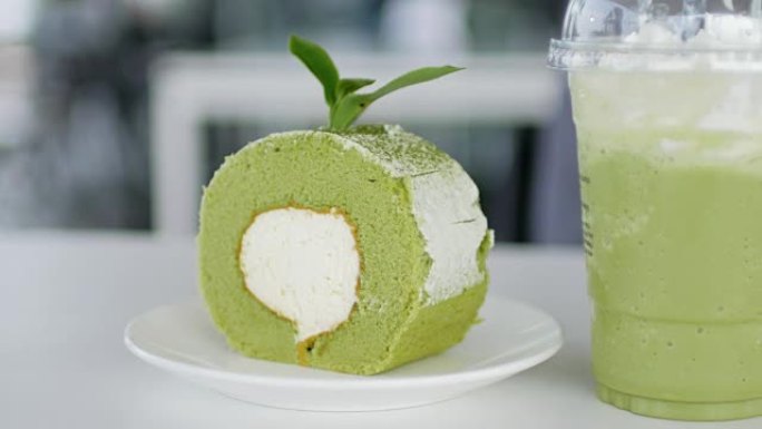 白色桌子背景上的绿茶蛋糕