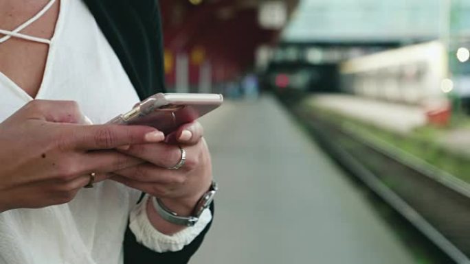 等待火车的年轻女子