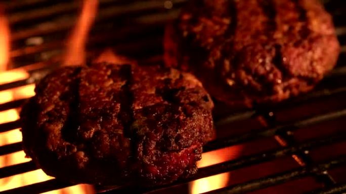 在烧烤烤架上烹饪的牛肉汉堡肉饼