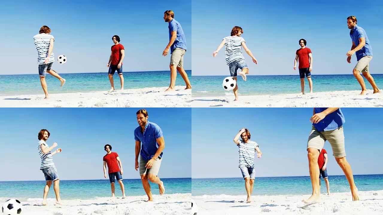 朋友在海滩踢足球