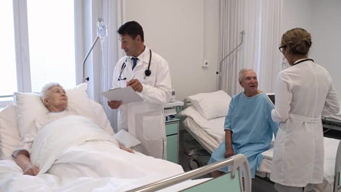 医护人员在医院病房探望病人