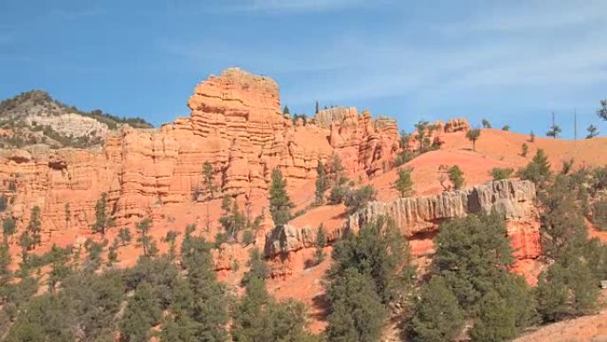 阳光明媚的布莱斯峡谷国家公园美丽的红色岩石柱hoodoo地层