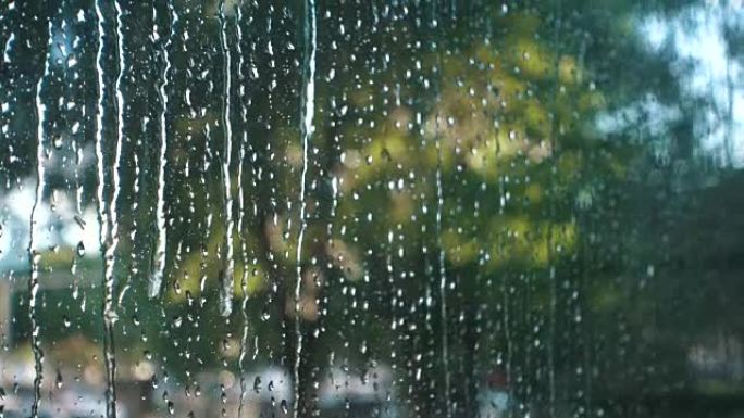 雨水滴在玻璃窗上