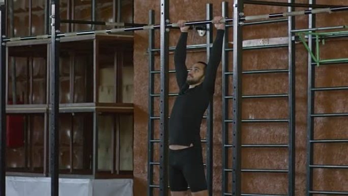 假肢男子在健身房做引体向上