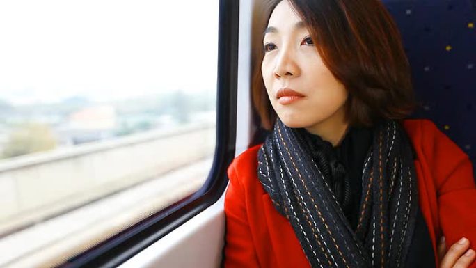 高清：美丽的亚洲女性乘火车旅行。