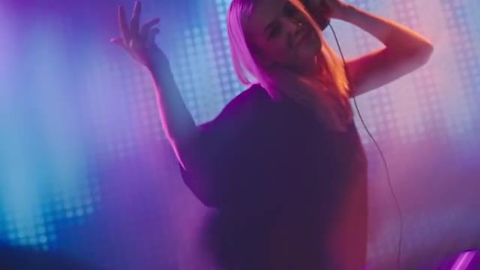 诱人的女DJ在俱乐部跳舞
