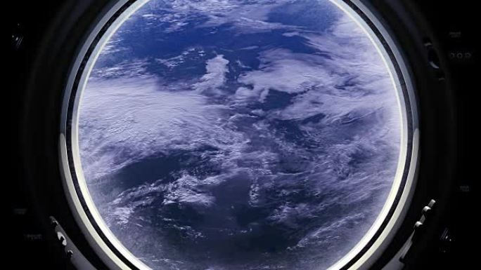 从国际空间站的窗户看到的地球。国际空间站。向右飞行。现实的氛围。体积云。从太空看。空间。地球。轨道。