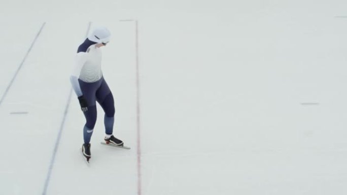 女子速滑运动员在溜冰场训练
