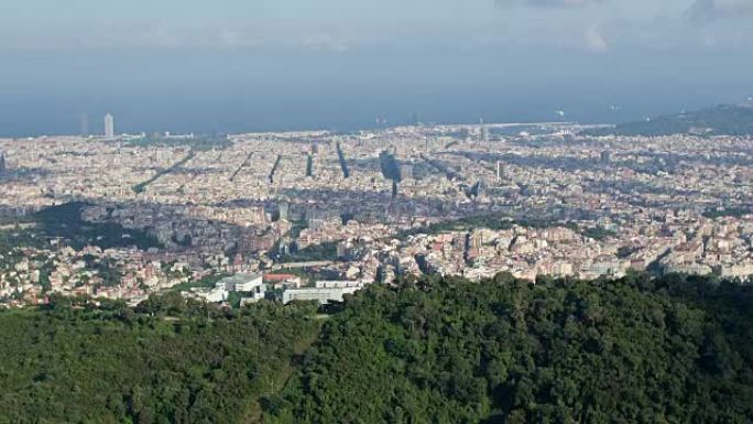 巴塞罗那天际线的鸟瞰图，前景如山